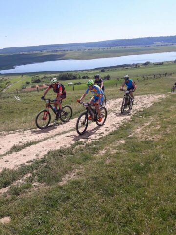 Sute de bicicliști participă sâmbătă la cel mai mare concurs mountain-bike din Bucovina, MTB Dragomirna powered by ASSIST