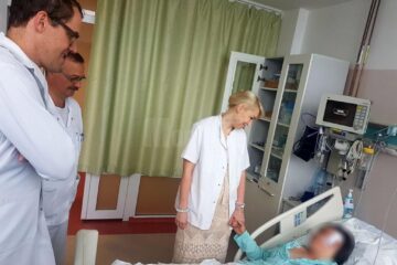 Dr. von Lehe, dr. Buzdugan și dr. Ana Miron, în vizită la pacienta căreia în ziua precedentă i-a fost operat focarul de epilepsie din creier