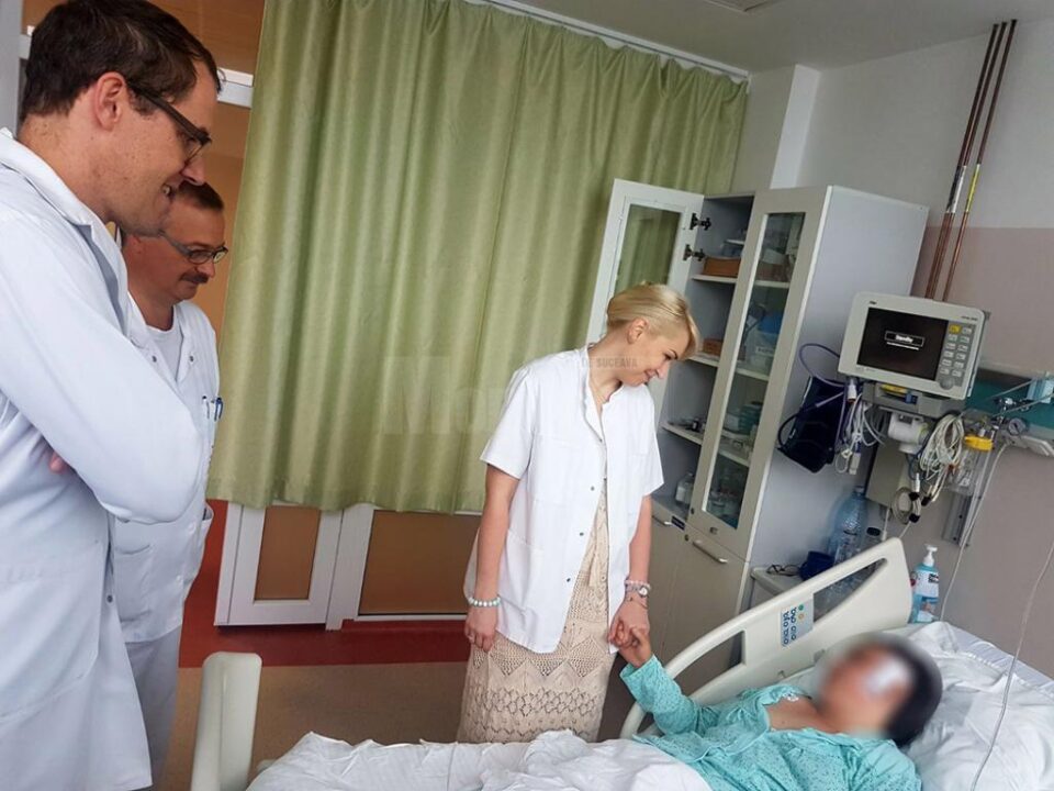 Dr. von Lehe, dr. Buzdugan și dr. Ana Miron, în vizită la pacienta căreia în ziua precedentă i-a fost operat focarul de epilepsie din creier Dr. von Lehe, dr. Buzdugan și dr. Ana Miron, în vizită la pacienta căreia în ziua precedentă i-a fost operat focarul de epilepsie din creier