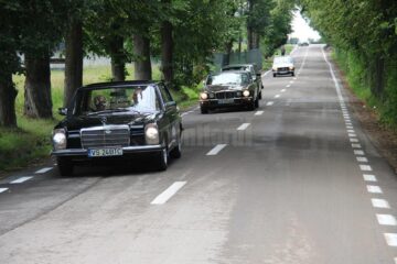 Competitorii participă la o cursă de regularitate, cu timpi și viteze medii impuse