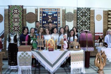 Universitatea „Ștefan cel Mare” din Suceava (USV) găzduiește expoziția intitulată „Tradiție și inovare în creația artistică a studenților”