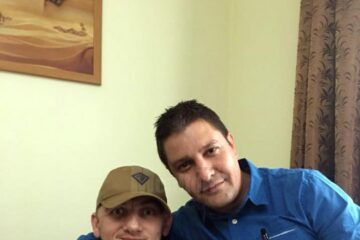 Dan Ciprian Sfichi, stânga, și polițistul criminalist Bogdan Bănică