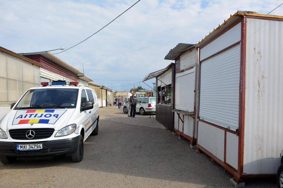 Polițiștii au făcut controale în Bazarul Suceava și au găsit 185 de plase monofilament la o tarabă Polițiștii au făcut controale în Bazarul Suceava și au găsit 185 de plase monofilament la o tarabă