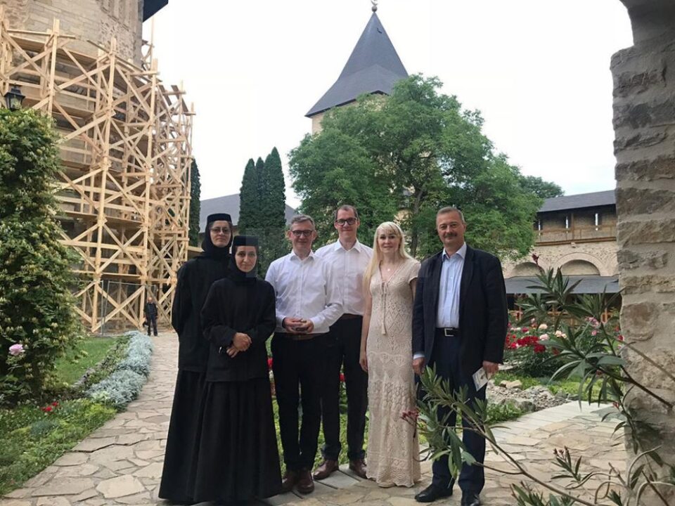 Dr. Wellmer, dr. von Nehe, dr. Ana Miron și dr. Buzdugan, cu maici de la Mânăstirea Dragomirna