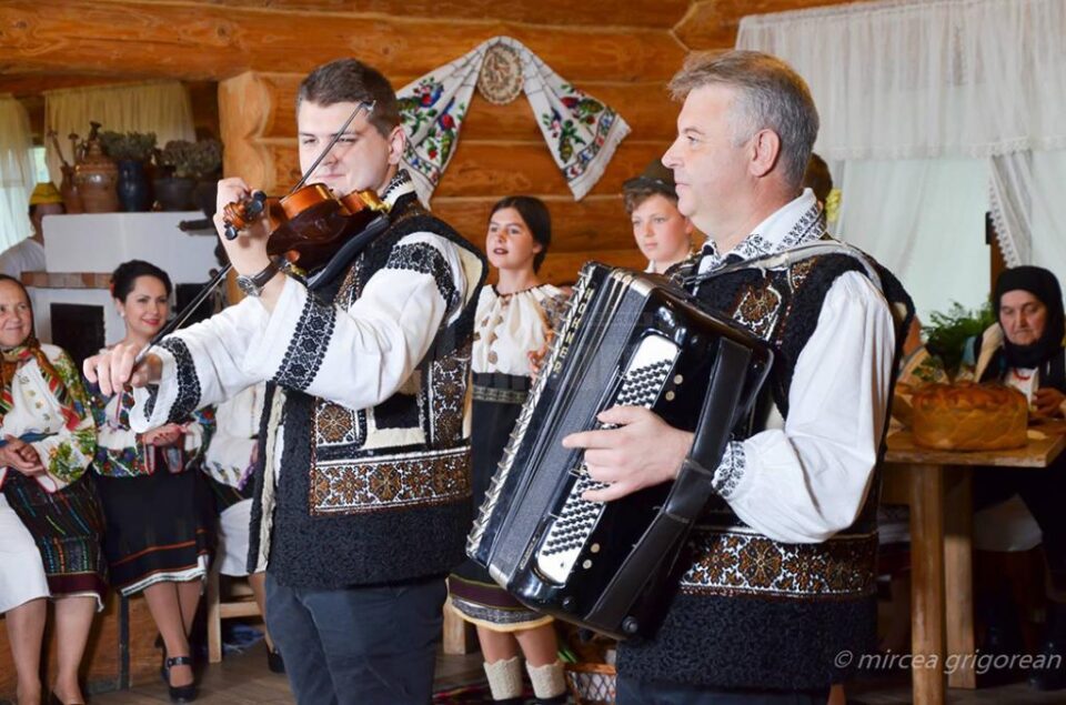 Vasile Mucea, nepotul rapsodului cu același nume, și Florin Mucea