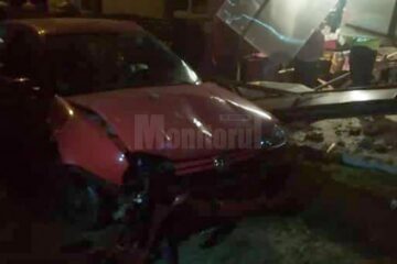 Tânărul a provocat cu mașina pagube serioase gardului în care a intrat