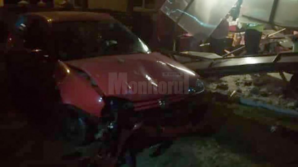 Tânărul a provocat cu mașina pagube serioase gardului în care a intrat