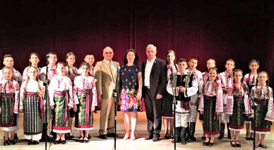 Peste o mie de cărți în limba română oferite copiilor de la Școala Populară de Artă și Civilizație Românească "Ciprian Porumbescu" din Cernăuți