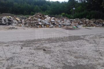 Zona Crușini - Remezău, din comuna Vicovu de Jos, unde mai multe persoane au aruncat, fără nici o jenă, la marginea unui drum, gunoi menajer