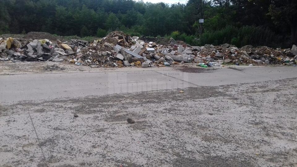 Zona Crușini - Remezău, din comuna Vicovu de Jos, unde mai multe persoane au aruncat, fără nici o jenă, la marginea unui drum, gunoi menajer