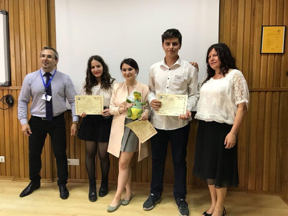 Echipa de avansați alături de prof. Ileana Boteanu și prof. Florin Popovici