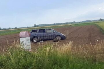 Șoferul a ieșit cu mașina în decor, pe un teren agricol, după ce în prealabil a „ratat” o curbă