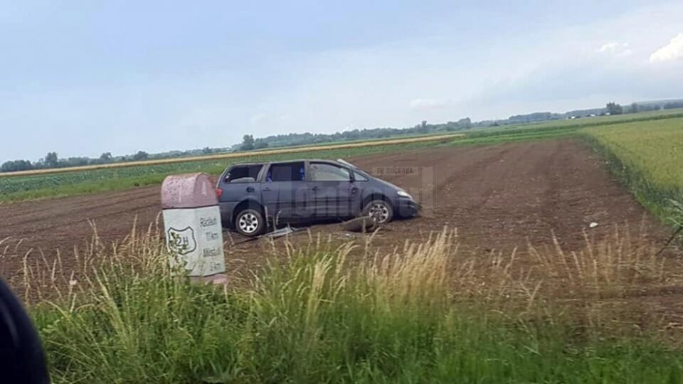 Șoferul a ieșit cu mașina în decor, pe un teren agricol, după ce în prealabil a „ratat” o curbă