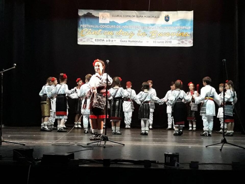 70 de elevi au participat la a doua ediție a Festivalului județean „Cânt cu drag în Bucovina!”, la Gura Humorului