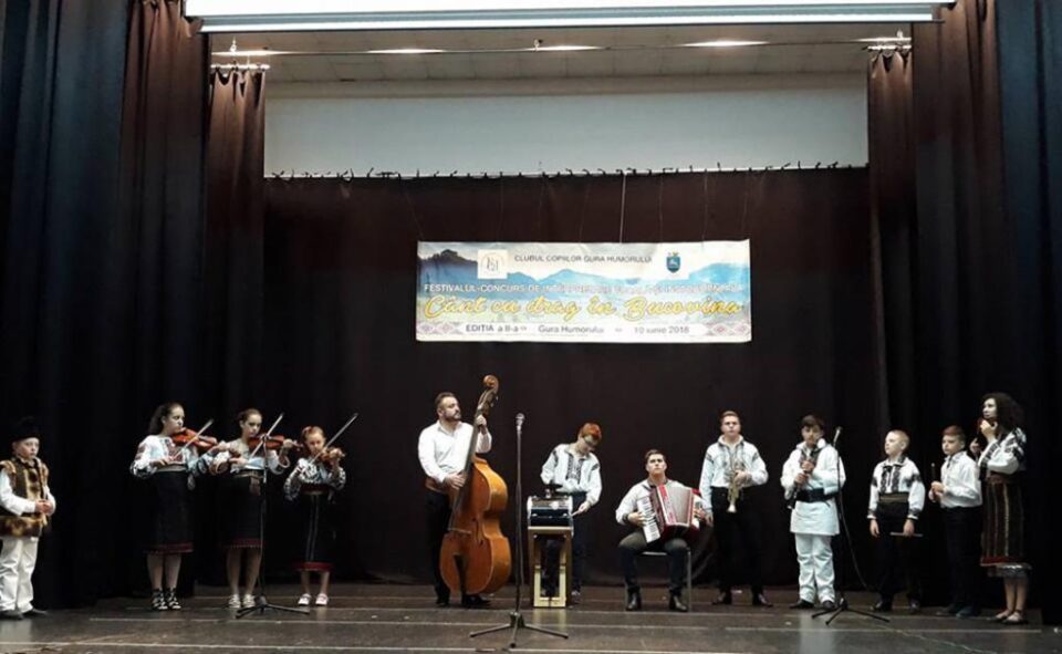 70 de elevi au participat la a doua ediție a Festivalului județean „Cânt cu drag în Bucovina!”, la Gura Humorului