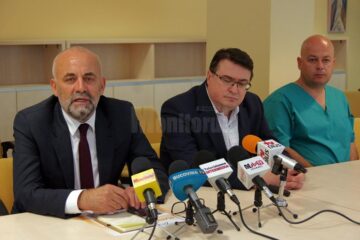 Managerul Spitalului de Urgență Suceava, Vasile Rîmbu, șeful secției Ortopedie, dr. Răzvan Bandac, și reprezentantul firmei care a furnizat echipamentul, Dan Istodorescu
