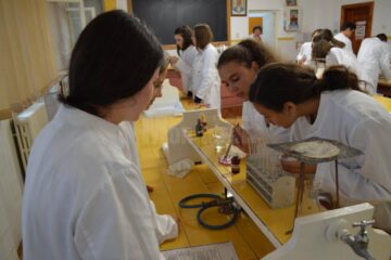 Trei elevi de la Colegiul Silvic Câmpulung Moldovenesc, premiați în cadrul unui concurs de chimie