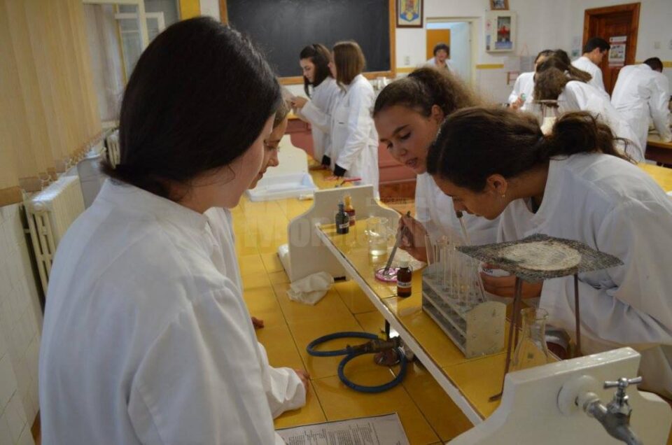 Trei elevi de la Colegiul Silvic Câmpulung Moldovenesc, premiați în cadrul unui concurs de chimie