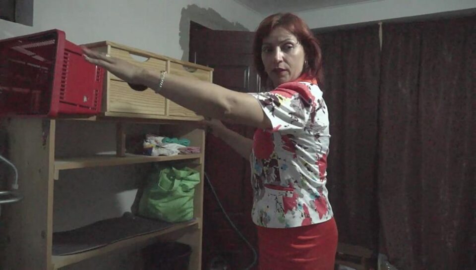 Femeia acuză că de pe aceste rafturi soțul ei i-a furat toată aparatura muzicală, de aproape 50. 000 lei