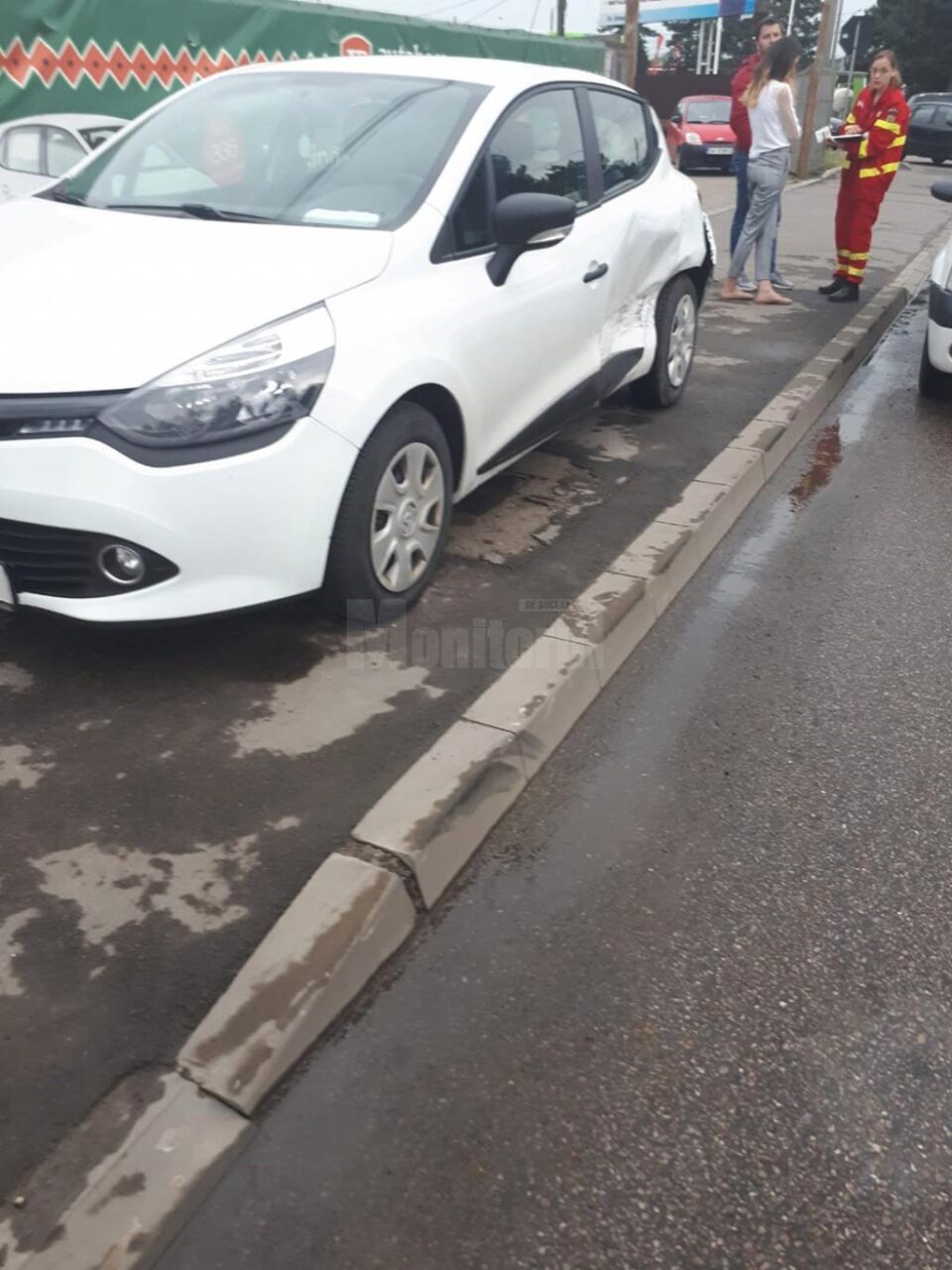 Autoturismul Renault acroșat de mașina scăpată de sub control