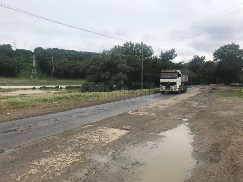 Noroiul cu dejectii de la statia de epurare s-a varsat pe drumul CET-ului