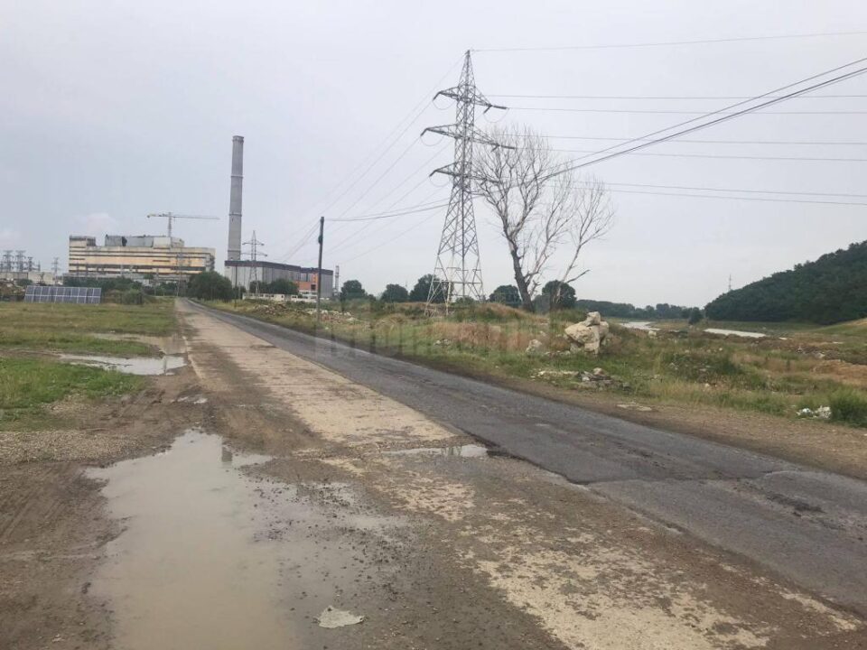 Noroiul cu dejectii de la statia de epurare s-a varsat pe drumul CET-ului 3