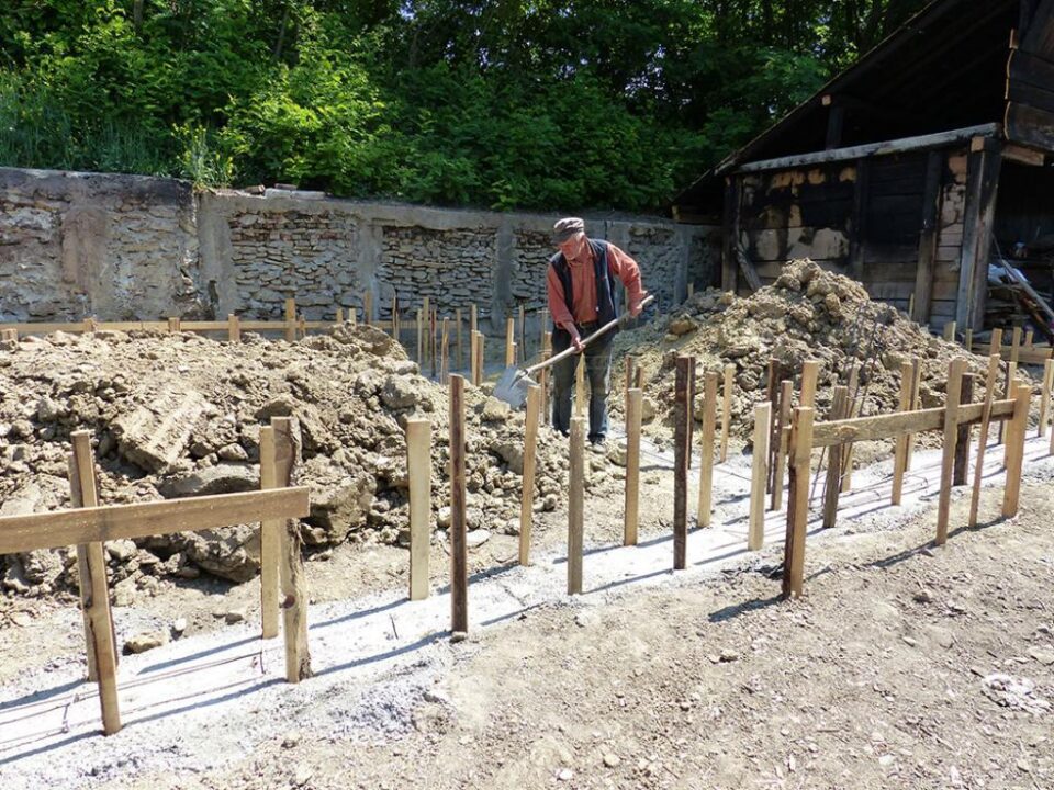 Lipsa mâinilor de lucru face ca lucrările să întârzie la casa lui Archip Teodorovici din Grănicești