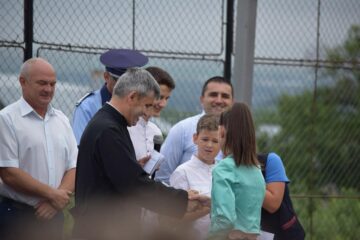 Preotul din Ipotești a oferit câte 500 de lei celor mai silitori elevi din comună