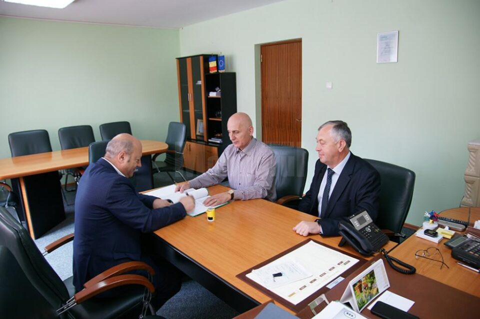 Ilie Boncheș a semnat la ADR Nord-Est contractul pentru modernizarea maternității din Vatra Dornei Ilie Boncheș a semnat la ADR Nord-Est contractul pentru modernizarea maternității din Vatra Dornei