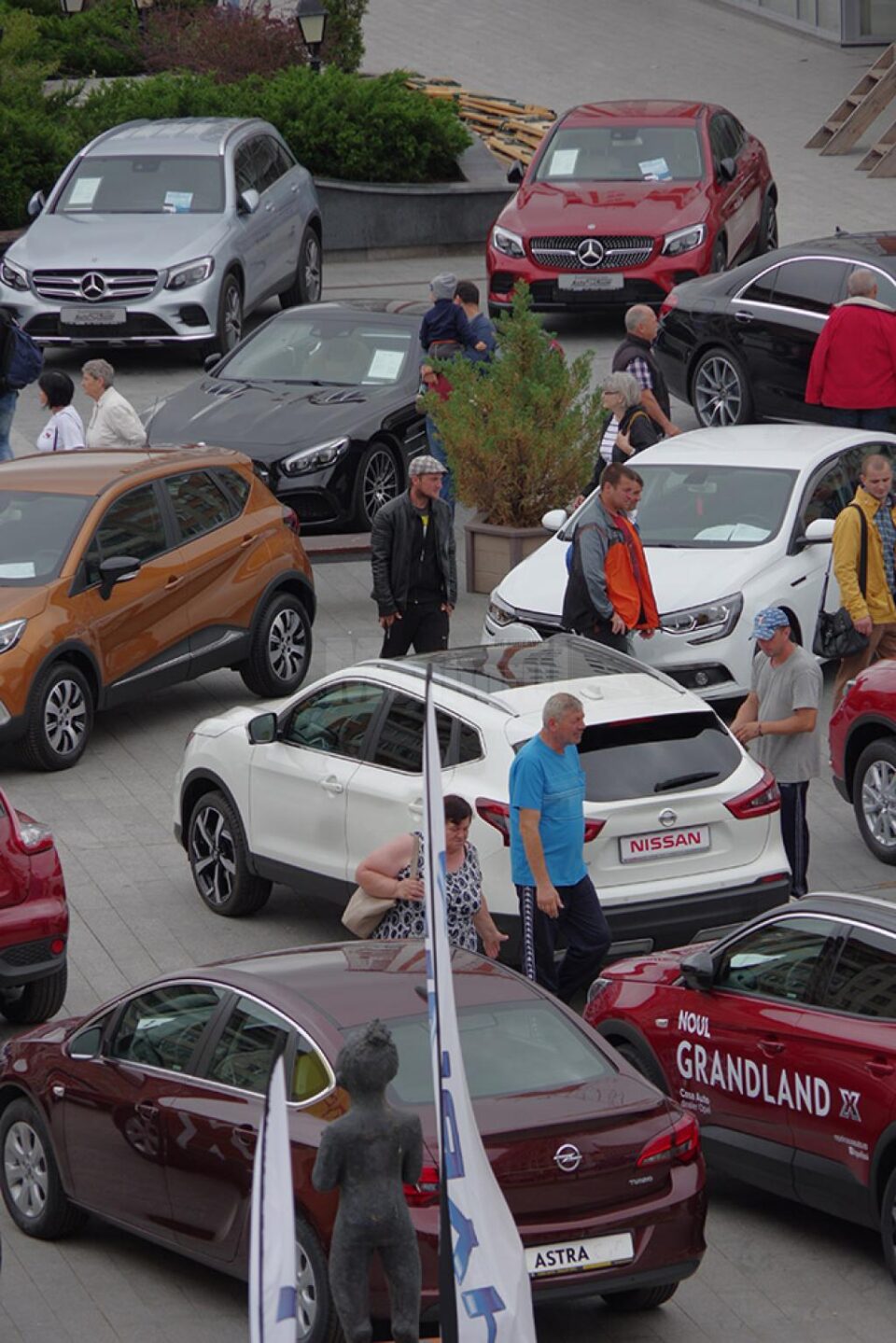 Salonul Auto Bucovina este organizat în centrul Sucevei