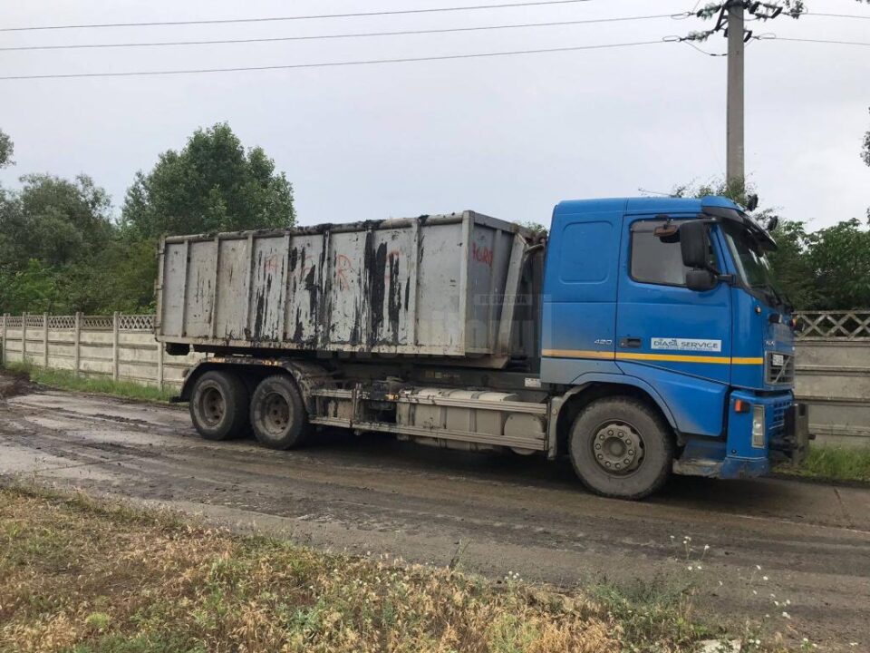 Noroiul cu dejectii de la statia de epurare s-a varsat pe drumul CET-ului 2