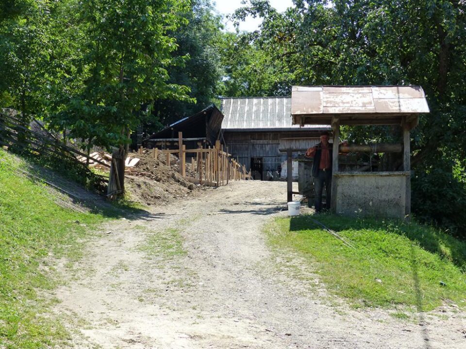Casa familiei cu nouă copii distrusă în urma unui incendiu prinde greu contur din cauza lipsei forței de muncă