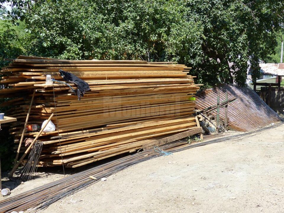 Fierul beton și lemnul pentru cofraje au fost aduse, însă așteaptă să fie folosite la ridicarea casei