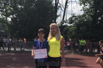 Proaspăta medaliată de la Naționale, alături de antrenoarea Elena Erzilia Țîmpău