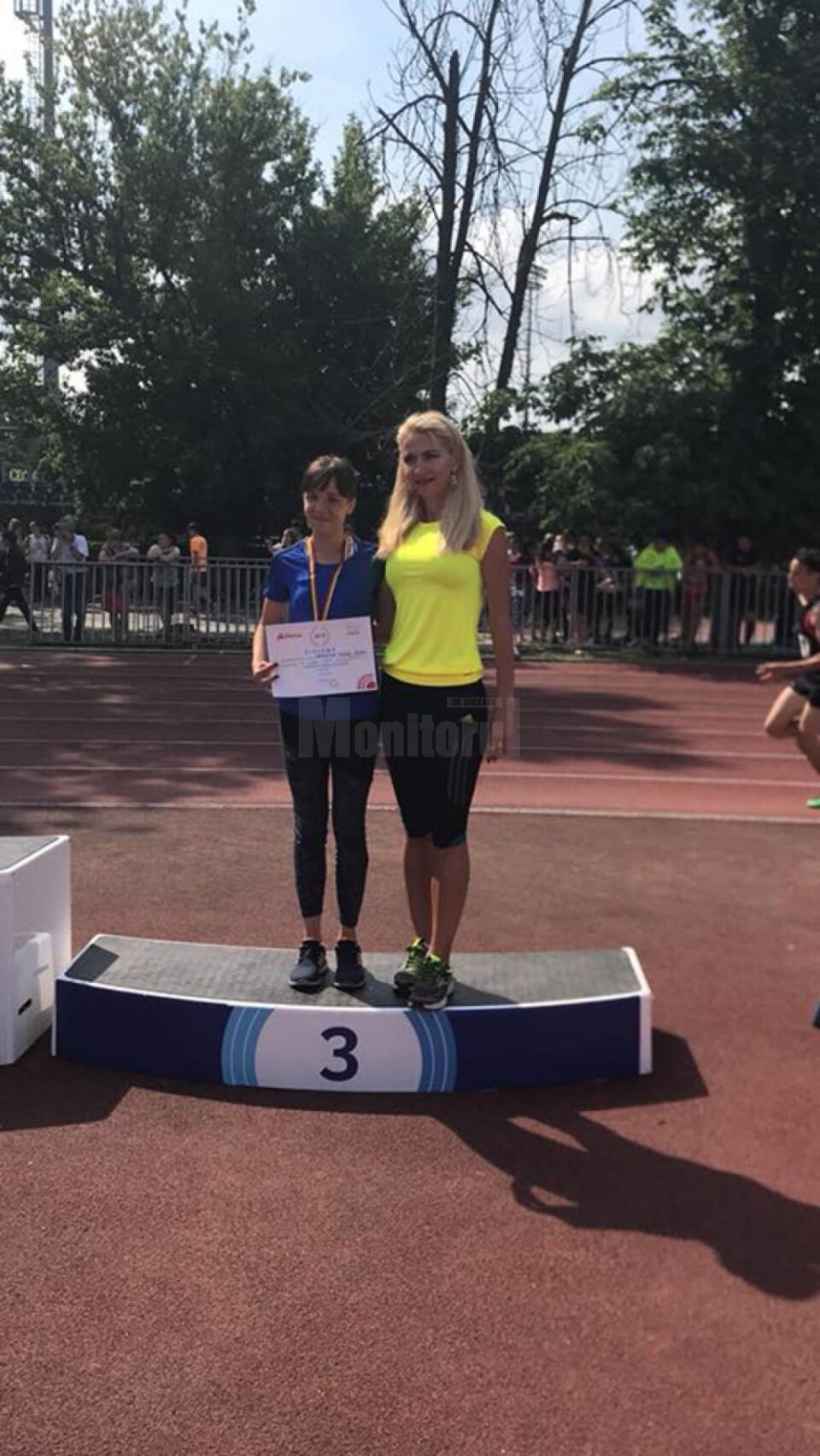 Proaspăta medaliată de la Naționale, alături de antrenoarea Elena Erzilia Țîmpău