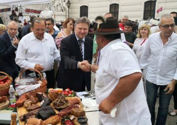 Primarul Vienei a gustat din preparatele tradiționale ale gastronomiei bucovinene
