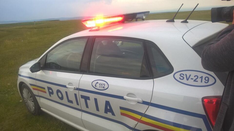 Șoferul a ignorat semnalele oamenilor legii și a mărit viteza încercând să scape cu fuga Șoferul a ignorat semnalele oamenilor legii și a mărit viteza încercând să scape cu fuga
