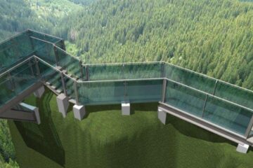 Punctul de belvedere tip Skywalk de pe Piatra Șoimului