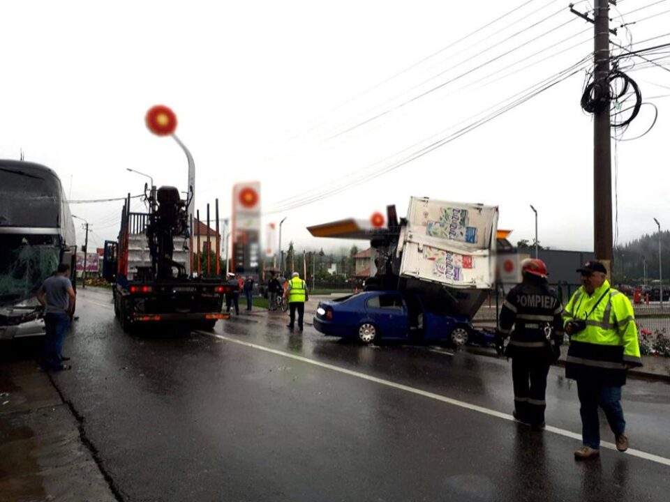 Cinci răniți și trei autovehicule implicate într-un grav accident la Câmpulung Moldovenesc