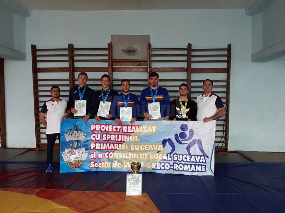 Cinci dintre medaliații de la CSM Suceava, alături de antrenorii Andrei Bolohan și Valerică Gherasim Cinci dintre medaliații de la CSM Suceava, alături de antrenorii Andrei Bolohan și Valerică Gherasim