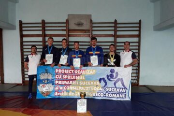 Cinci dintre medaliații de la CSM Suceava, alături de antrenorii Andrei Bolohan și Valerică Gherasim