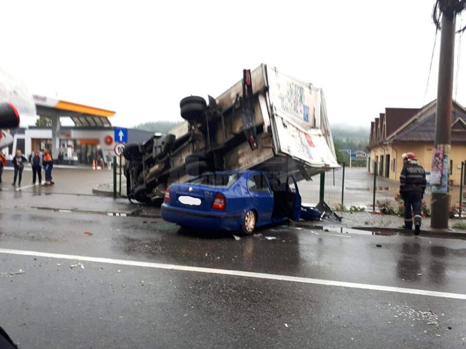 Cinci răniți și trei autovehicule implicate într-un grav accident la Câmpulung Moldovenesc
