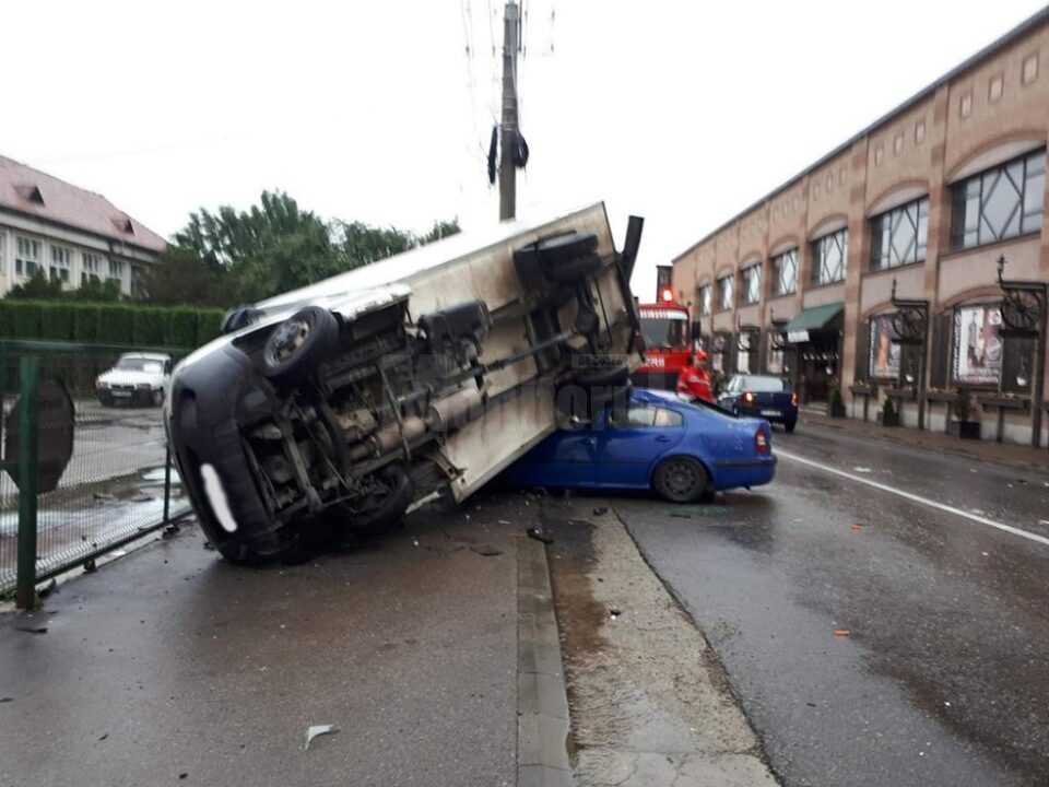 Autoutilitara s-a răsturnat peste autoturism