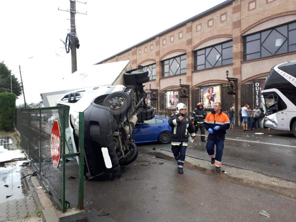 Cinci răniți și trei autovehicule implicate într-un grav accident la Câmpulung Moldovenesc