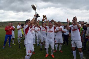 Fotbaliștii de la Muntenii de Sus sărbătorind calificarea la baraj