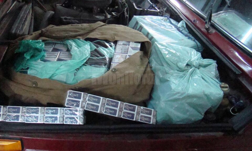 Polițiștii de frontieră au descoperit sub capotă 470 de pachete de țigări marca Kent
