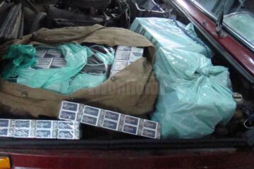 Polițiștii de frontieră au descoperit sub capotă 470 de pachete de țigări marca Kent