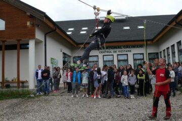 Demonstrațiile live ale salvamontiștilor au făcut senzație în rândul publicului aflat în curtea Centrului de Vizitare al Parcului