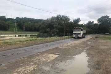 Transport cu nămol mirositor de la stația de epurare, vărsat pe drumul către Termica