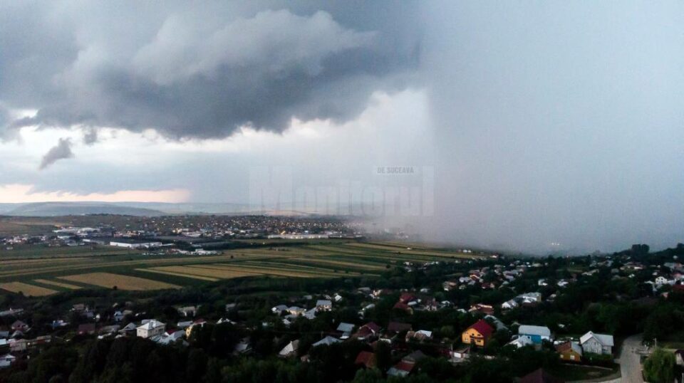 Fenomen meteo extrem, ce seamana cu o tornada - foto Radu Baran